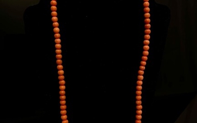 Collier composé d’une chute de perles de corail alternées de perles en argent filigrané. Longueur...