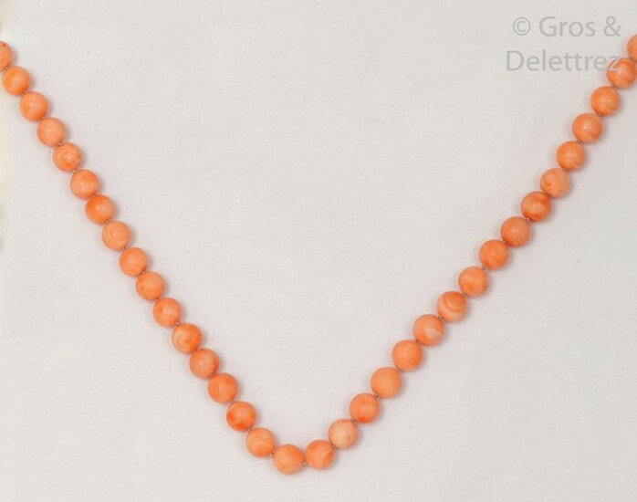 Coral pearl necklace, yellow gold clasp. Longueur :...