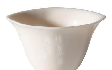 Coupe libatoire tripode en porcelaine blanc de Chine, Dehua, probablement XVIIe s., h. 6 cm, larg. total 9,5 cm