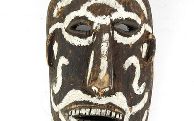 DAYAK IBAN, Bornéo, Indonésie. Bois, patine d'usage sombre. Masque figurant un visage masculin de forme...