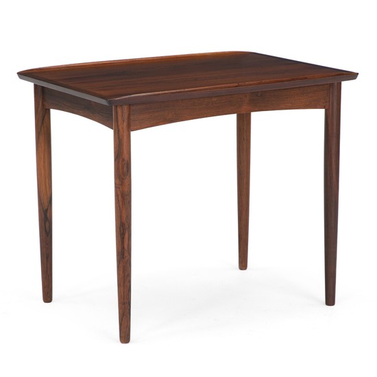 Danish furniture design: Rosewood side table, top with raised sides. H. 49.5 cm. L. 59 cm. W. 43 cm.
