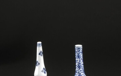 Deux aspersoirs en porcelaine bleu blanc Chine, époque Kangxi, XVIIIe siècle À décor de fleurs...