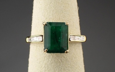 EMERALD, DIAMOND AND 18K GOLD RING