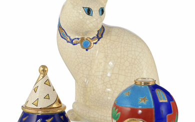 Ensemble de 3 pièces en céramique de Longwy, XXe, comprenant: 1 chat, 1 vase boule et 1 boîte pyramidale