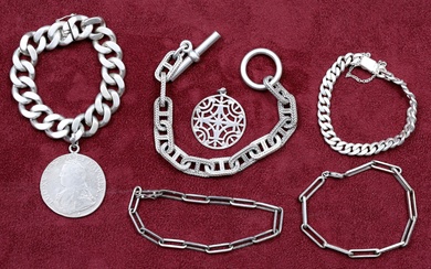 Ensemble de bijoux en argent (minimum 800‰) > 1 pendentif > 3 bracelets > 1...