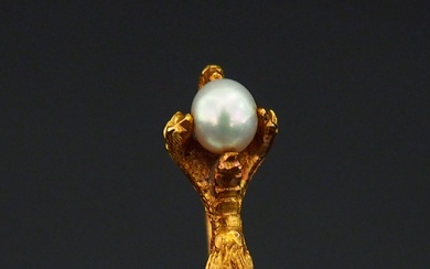 Epingle à cravate en or jaune 750, à décor d'une serre d'aigle tenant une perle...