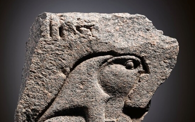 FRAGMENT DE BAS-RELIEF Egypte, période ptolémaïque, 332-30 av. J.-C. Granit rose Dim. 15,3 x 15,5...