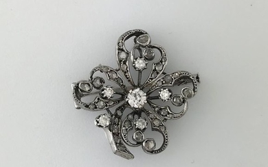 Flower brooch in white gold 750°/°°° set with...