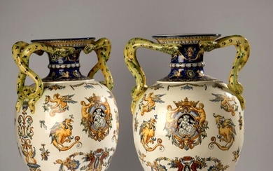 GIEN. Paire de grands vases balustre en faïence à prises aux serpents noués. Décor Renaissance...