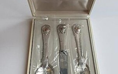 SOLD. Georg Jensen: Hammered sterling silver anniversary cutlery, set with cabochon-cut carnelian. Made and stamped by Georg Jensen 1979. (3) – Bruun Rasmussen Auctioneers of Fine Art