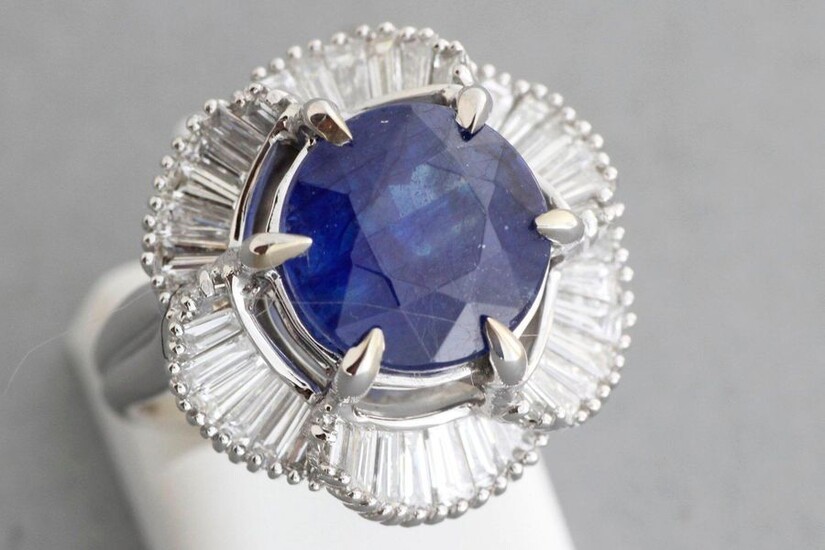 Gold ring set with a sapphire of about 5.51 carats...