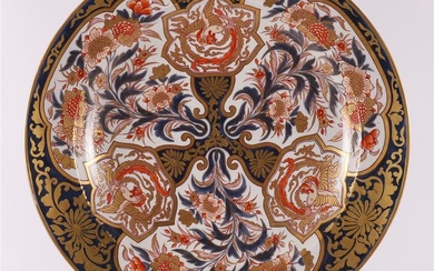 Grand plat en porcelaine Imari, Japon, vers 1700. Bleu/rouge, décor partiellement rehaussé d'or de phénix...