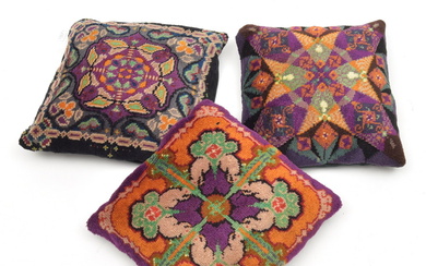 Hand-knotted woollen pillows (3x) with stylised floral pattern, design in...