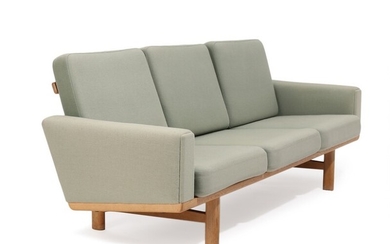 Hans J. Wegner: “GE 236”. Three-seater solid oak sofa, armrests and loose epeda cushions with light green wool. Manufactured by Getama. L. 210 cm.