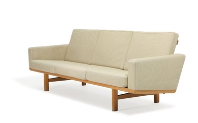 Hans J. Wegner: “GE 236”. Three-seater solid oak sofa, armrests and loose epeda cushions with light wool. Manufactured by Getama. L. 210 cm.
