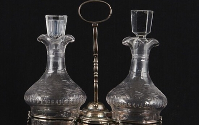 Huilier-vinaigrier en cristal gravé et argent Chiffré LD LILLE, 18ème siècle. Poids net : 465...