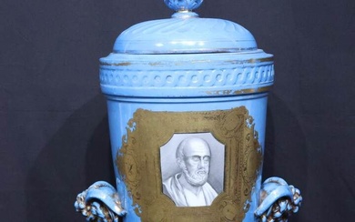 Important vase en porcelaine à fond turquoise, anses en tête de faunes. Réserves d'un côté...