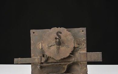 Importante serrure en fer battu 18ème siècle Platine 33 x 32 - L: 52 cm