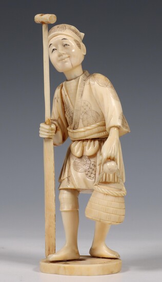 Japan, ivoren okimono van visser met peddel en mandje, Meiji periode