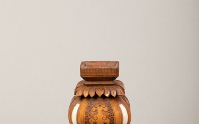 Japon, vers 1920 Socle en bois sculpté à... - Lot 44 - Gros & Delettrez