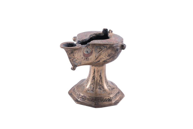 LAMPE À HUILE ORIENTALE, XVIIIe siècle Lampe à huile ou lanterne arabe ou persane, 10...