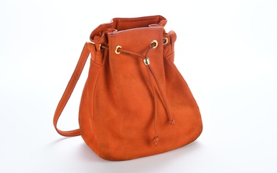 LONGCHAMP. Petit sac "seau" en cuir orange avec anse. Usures, taches. H. 31 - L....