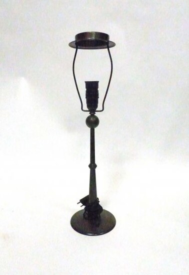 Lampe de table en métal patiné brun, à fût... - Lot 444 - Millon
