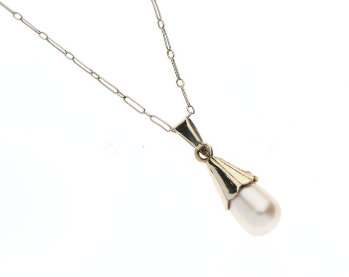 Lot 144 PENDENTIF et CHAINE en platine 850/°° et or gris 750/°°, le pendentif serti d'une perle...