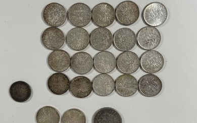 Lot de monnaies dont une 5 francs Hercule, vingt pièces de 5 francs Semeuse, deux...