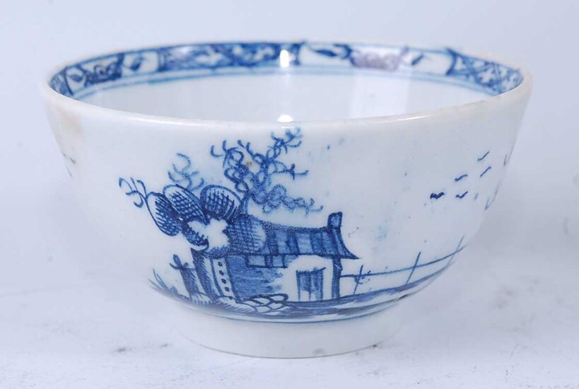 A Lowestoft porcelain tea bowl