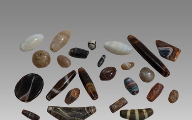 Lot of Ancient Roman and Islamic Agate and Glass Loose Beads.