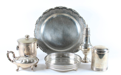 Lotto composto da sei oggetti diversi in argento (g pesabili 1800) (d max piatto cm 35) (difetti)