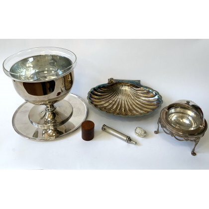 Lotto composto da una coppa centrotavola con vasca in vetro e piatto d'appoggio scanalato marcati Cesa 1882, uno svuotatasche sbalzato...