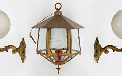 Lotto composto da una coppia di applique con bracci in metallo dorato e diffusori globulari in vetro satinato decorati da…