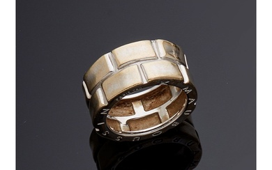 MAUBOUSSIN Bague bandeau en or blanc 18 carats (750/000) composée d'un large anneau à décor...