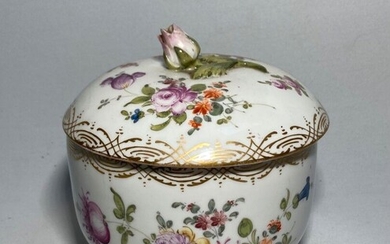 MEISSEN Boite ronde couverte en porcelaine à décor polychrome et or de fleurs H.: 11...