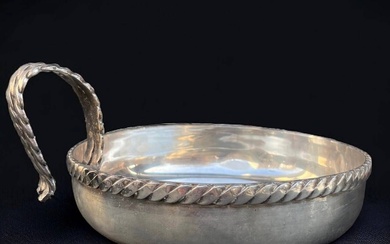 Maria PERGAY (1930-2023) Large vide poche à décor de maillon de chaîne en métal argenté....