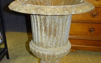Meuble: vasque de jardin ancienne en fonte modèle Médicis H:72 D:54cm