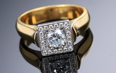 Modern diamond ring of 18 kt. gold and white gold, in total approx. 0.70 ct. H-VS