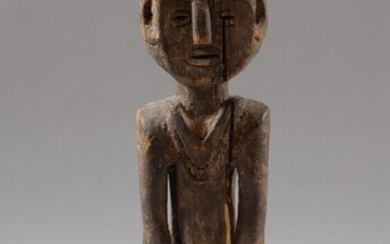 NÉPAL. Très ancienne statue de protecteur de foyer, debout, portant un collier, les bras le...