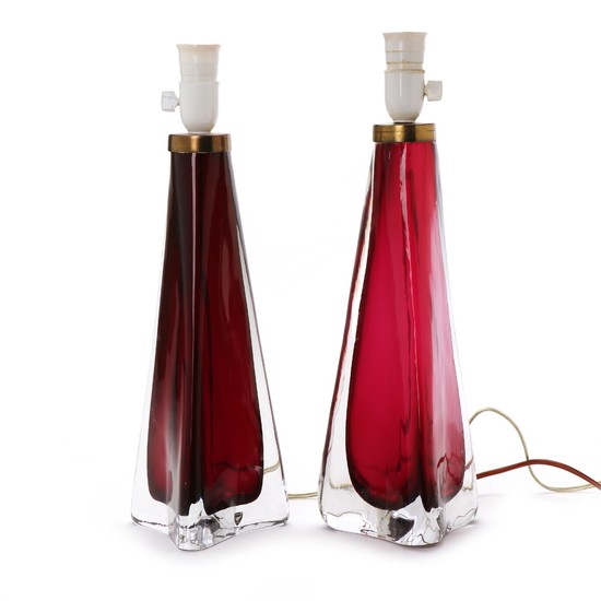 Orrefors: A pair of redish purple and clear glass table lamps. Made by Orrefors. (2)