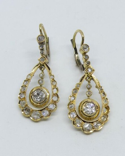 Pair of EARRINGS EARRINGS in yellow gold set with roses, one diamond in tassel (two roses missing) Gross weight 5,1 g