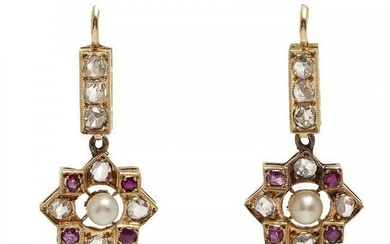 Pair of long earrings with movement in 18 kt yellow gold, from the late 20th century, with a diamond