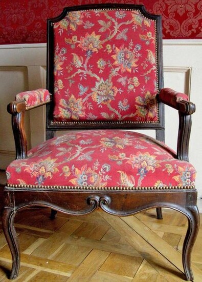 Pair of moulded and turned natural wood armchairs resting on curved legs. Work from the South West, made at the end of the 18th century.