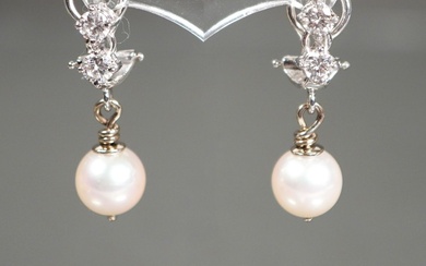 Paire de boucles d'oreilles avec perle et brillants, WG 750, chacune sertie d'une perle avec...