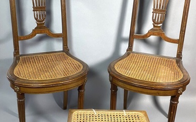 Paire de chaises "Montgolfière" en bois naturel et filets de bois noirci. Assise cannée reposant...