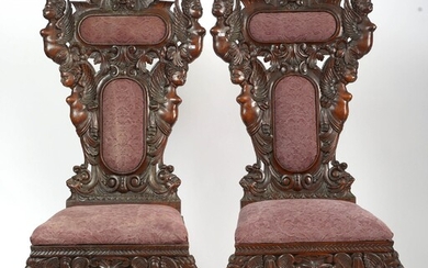 Paire de grands sièges en bois sculpté à décor de "Buste de Putti" et de...