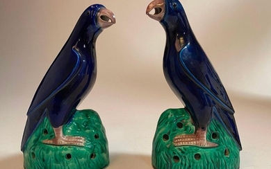 Paire de perroquets poé sur un rocher en porcelaine émaillée bleu et vert la têt