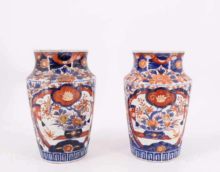 Paire de vases de forme balustre cotelée en porcelaine à décor émaillé rouge, bleu et...