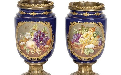 Paire de vases en porcelaine émaillée et dorée avec garniture en bronze doré . Hauteur...